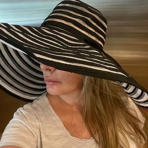 Ladies wide brim beach hat.  Black/Sheer mesh